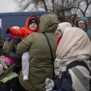 EuropaPress 4291989 varias personas ninos esperan cruzar rumania paso fronterizo porubne marzo