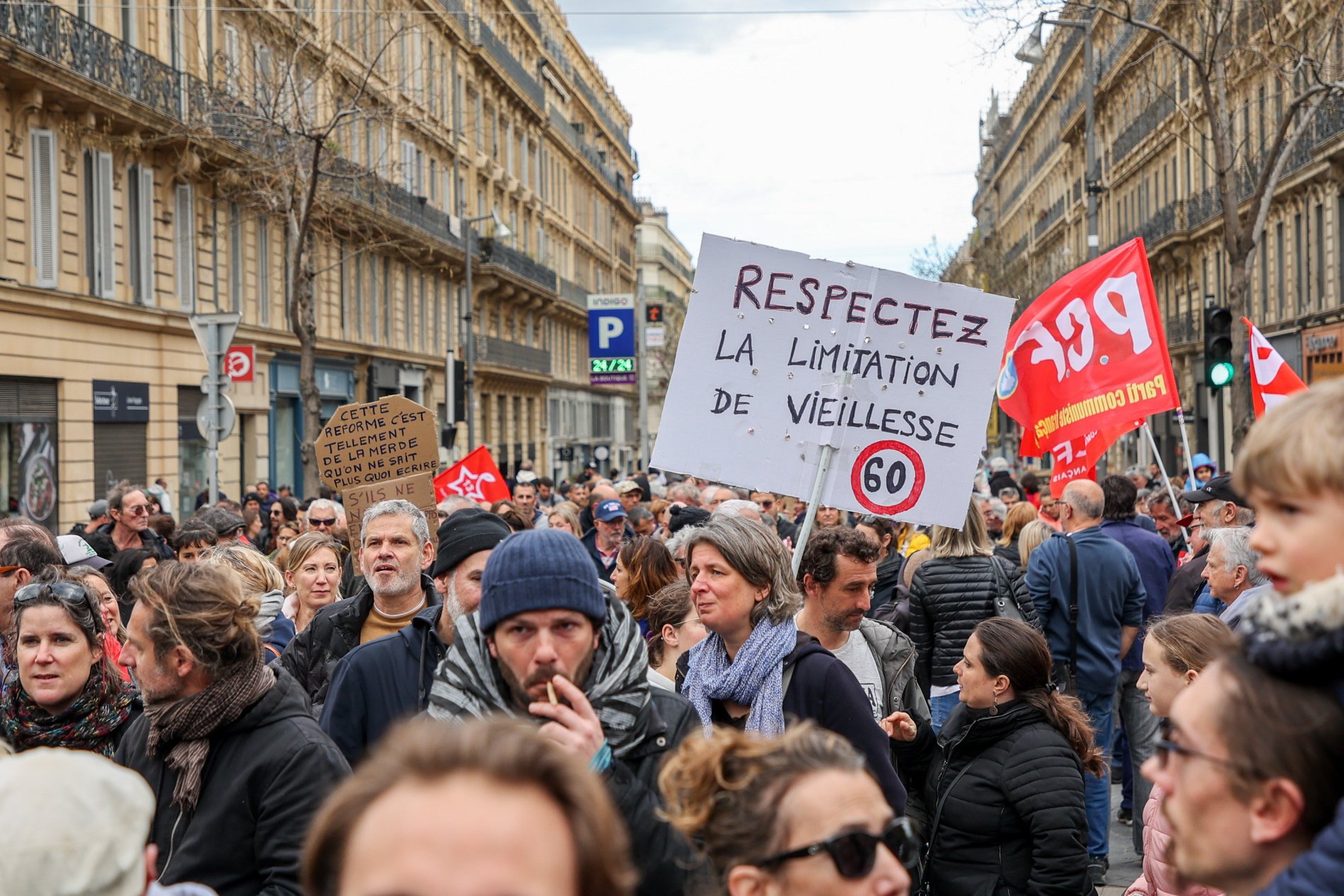 Francia afronta este sábado más huelgas parciales después de otra noche de disturbios