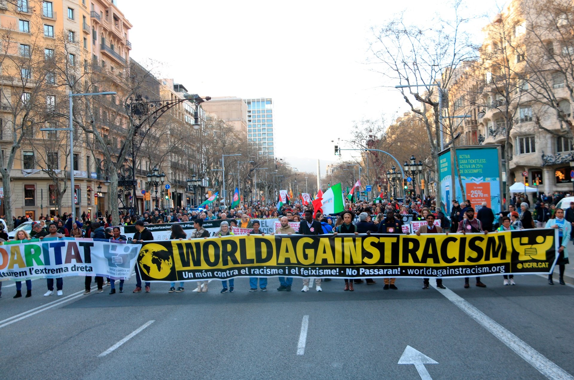 Unas 400 personas se manifiestan en Barcelona contra el racismo y el fascismo