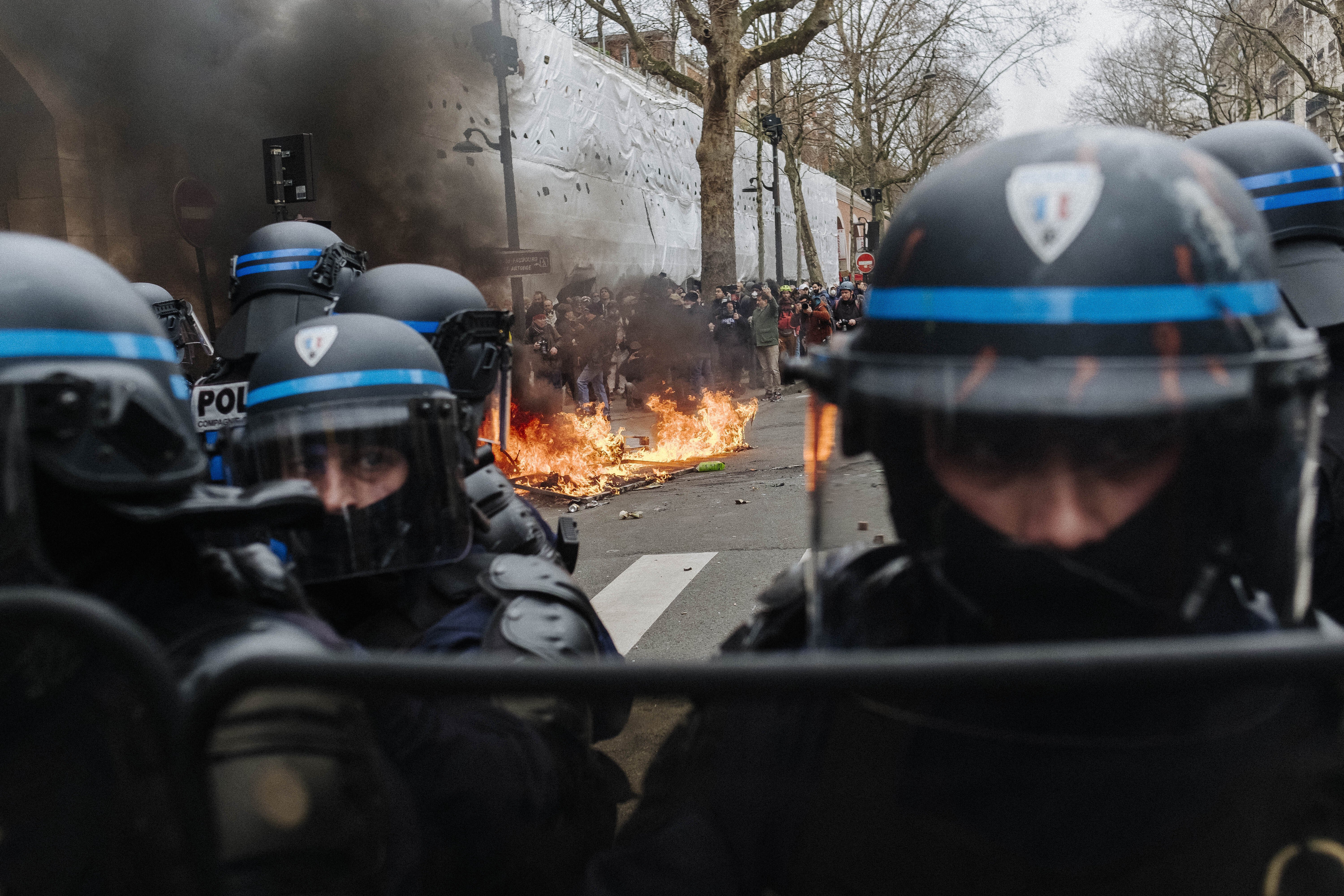 Francia estalla: la policía de París prohíbe reuniones en algunos puntos por miedo a más protestas