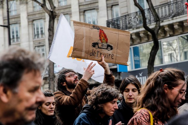 Manifestació a París contra la reforma de les pensions impulsada per Macron. Foto: Efe