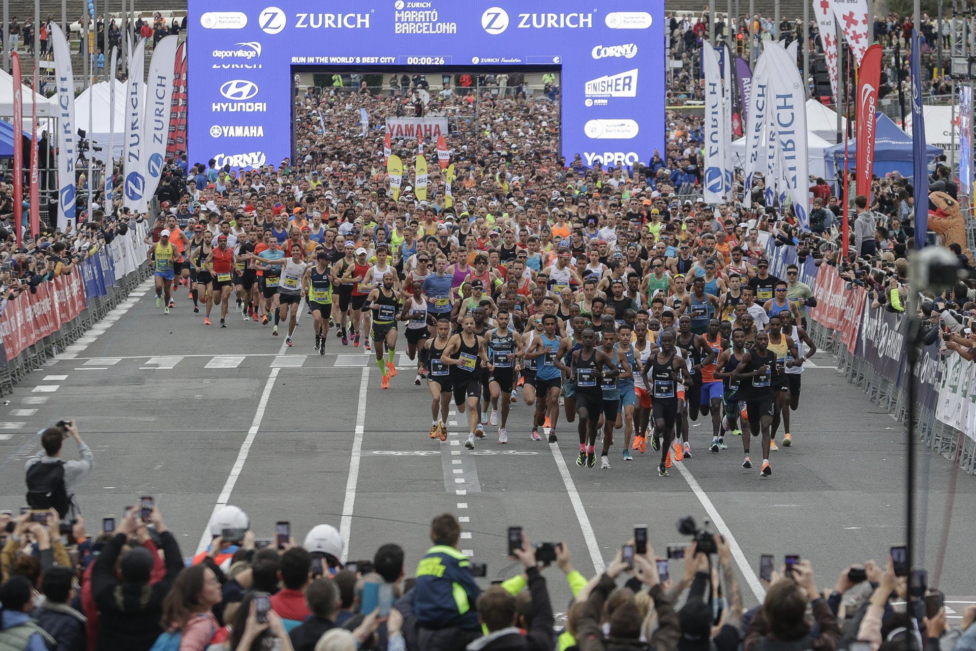 Marius Kimutai y Zeineba Yimer se exhiben en una Maratón de Barcelona 2023 de récord