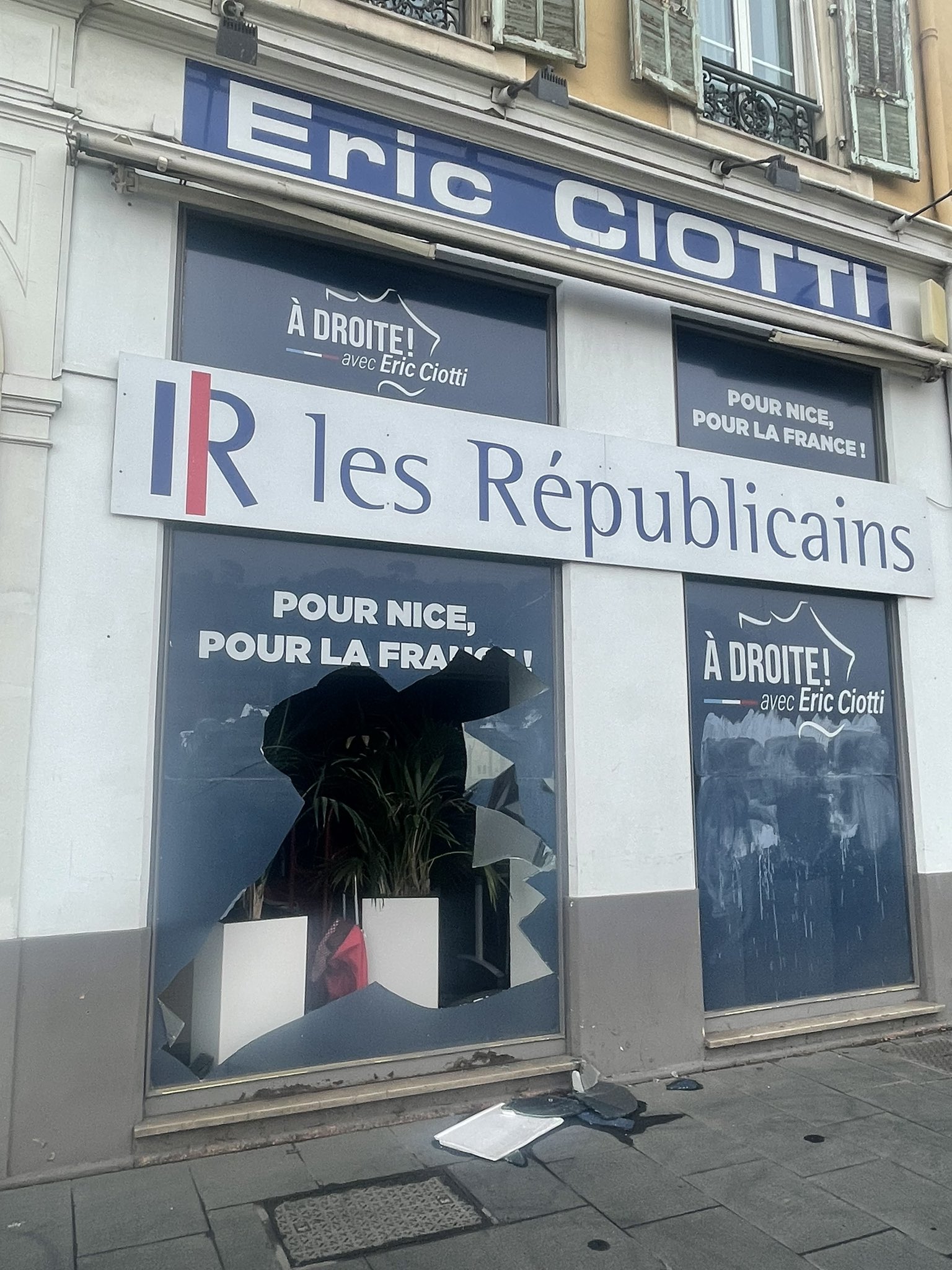 Ataque contra el partido que decidirá la moción de censura en Francia