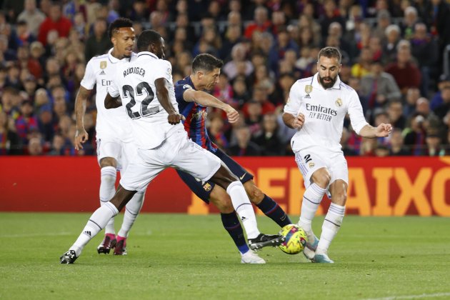 Lewandowski envoltat de rivals Reial Madrid FC Barcelona / Foto: EFE Lewandowski envoltat de rivals Reial Madrid FC Barcelona / Foto: EFE