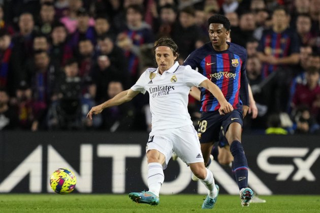 Luka Modric Alejandro Balde Barça Real Madrid Clásico / Foto: EFE Luka Modric Alejandro Balde Barça Real Madrid Clásico / Foto: EFE