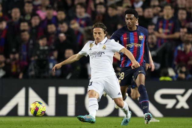 Luka Modric Alejandro Balde Barça Real Madrid Clásico / Foto: EFE