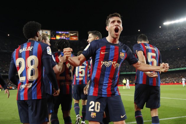 Sergi Roberto celebra gol jugadoras Barca clásico / Foto: EFE