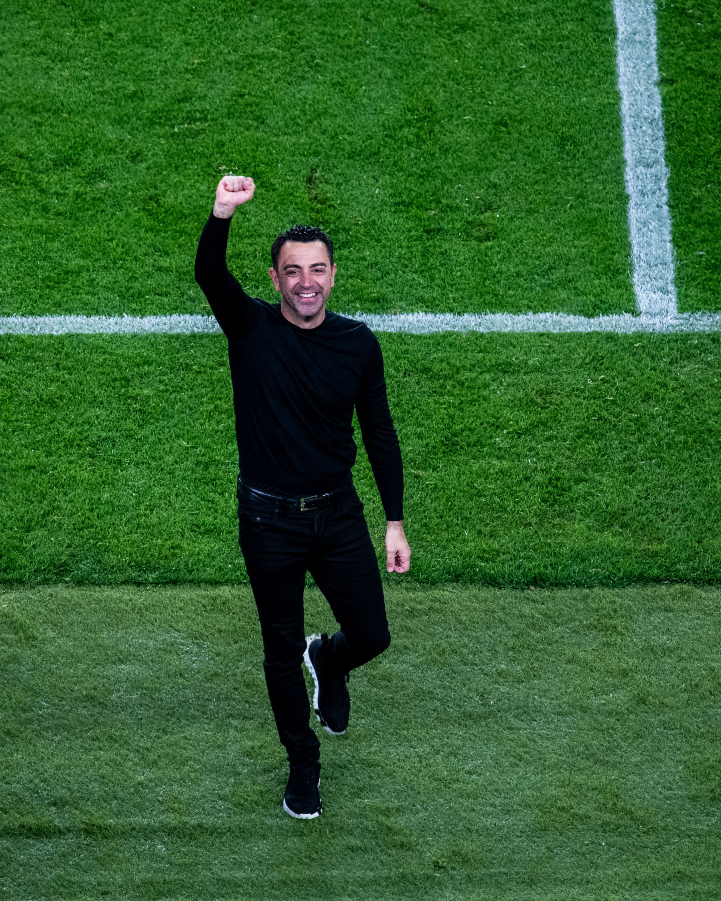 Xavi Hernández levanta el puño para celebrar la victoria del clasico / Foto: FC Barcelona