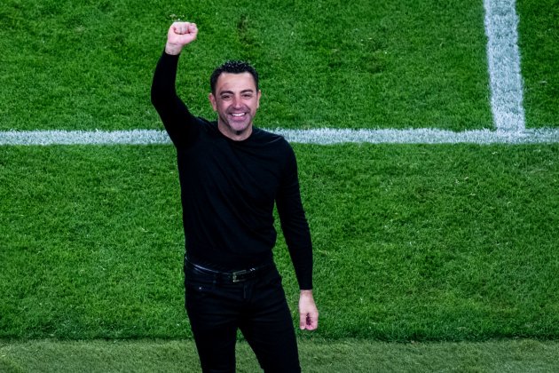 Xavi Hernández levanta el puño para celebrar la victoria del clasico / Foto: FC Barcelona
