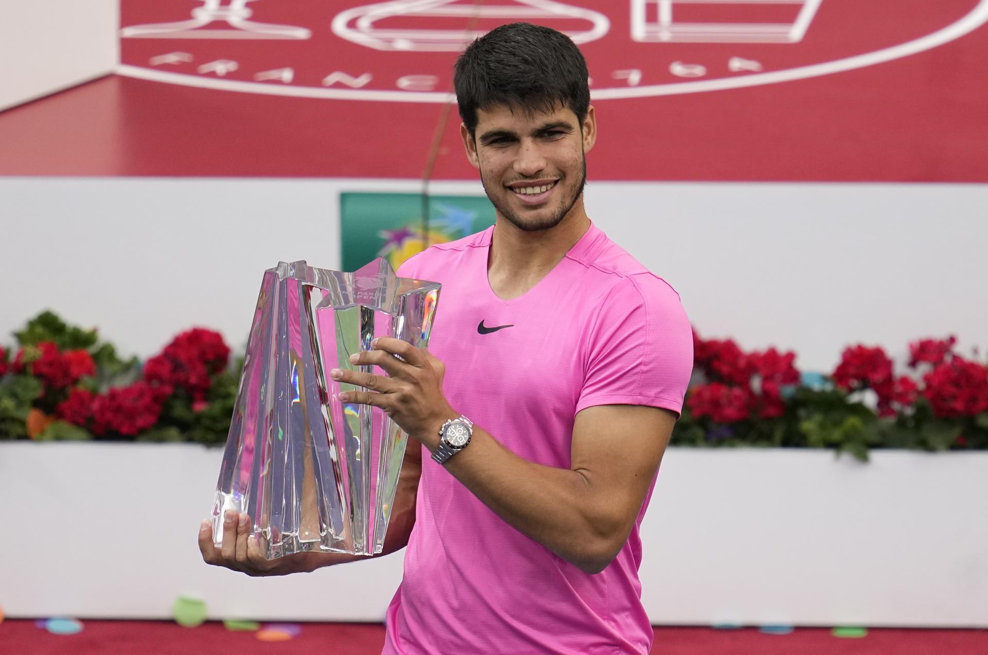 Carlos Alcaraz triomfa a Indian Wells i torna al cim del tennis mundial