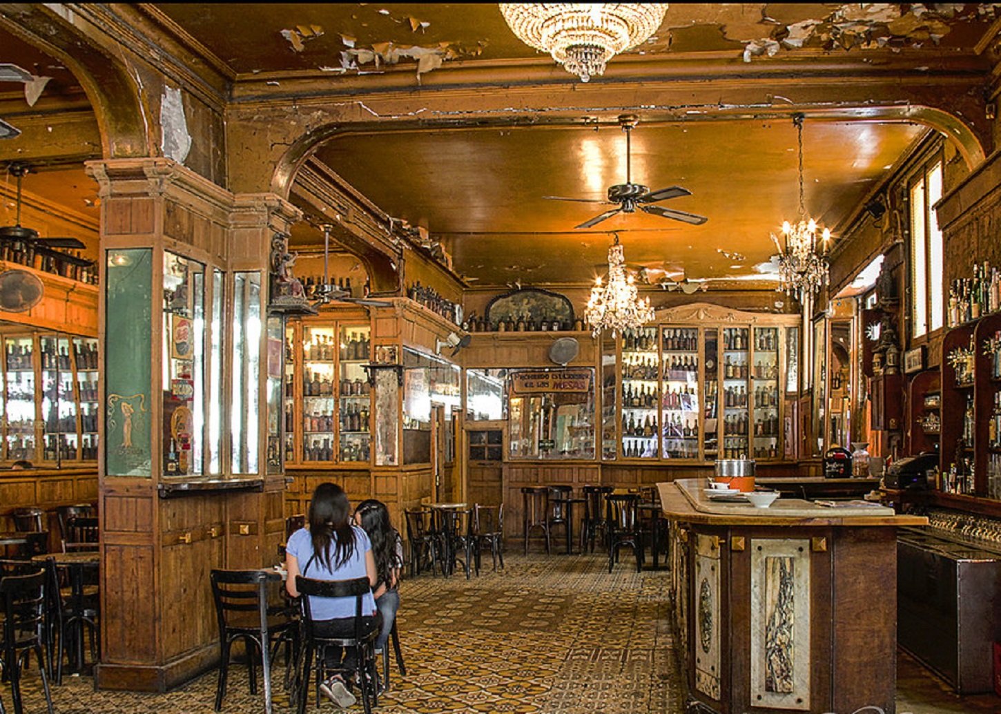El bar més antic de Barcelona té nom francès (i unes begudes boníssimes)