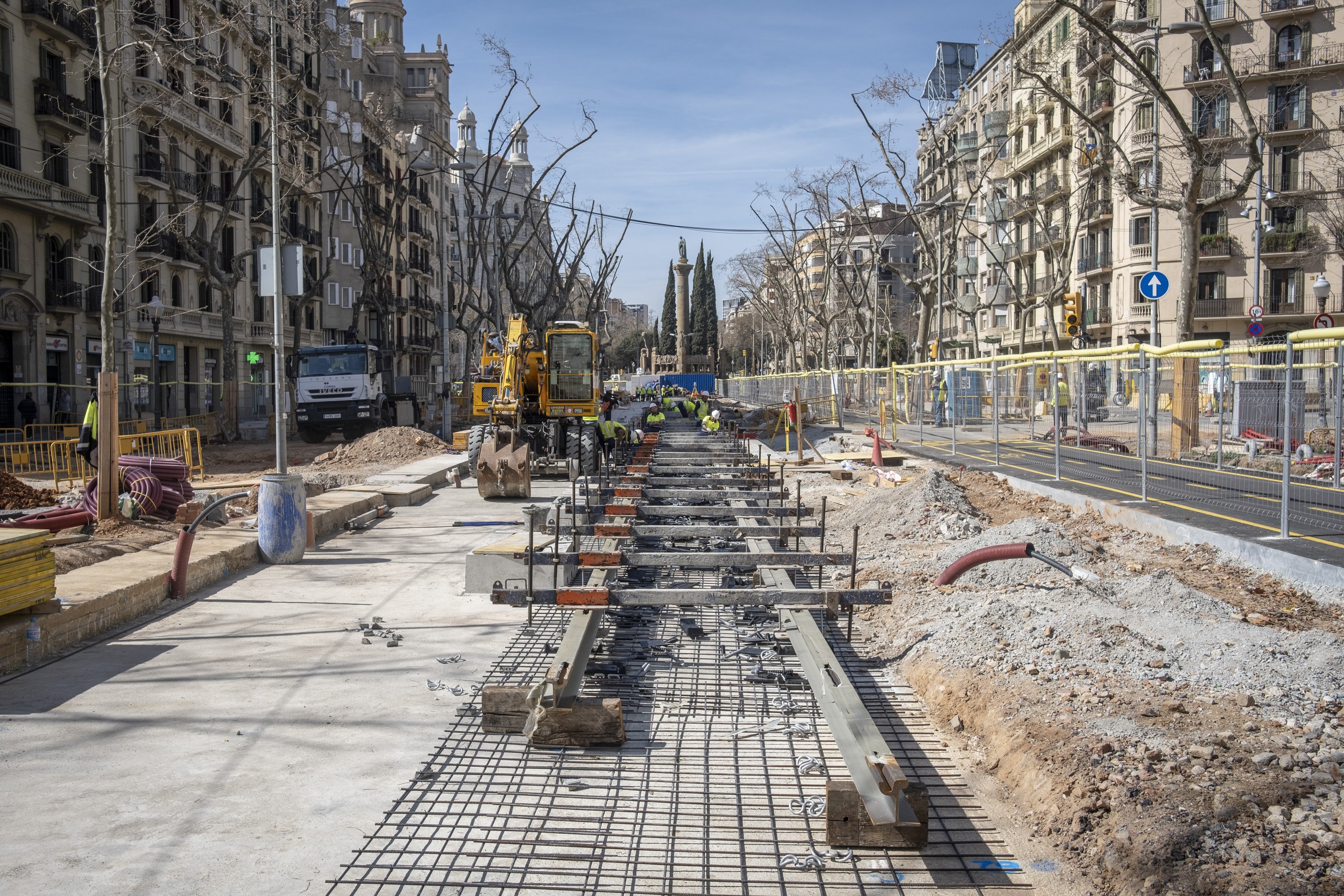 El tramvia avança de Glòries a Verdaguer amb la vista posada en Francesc Macià