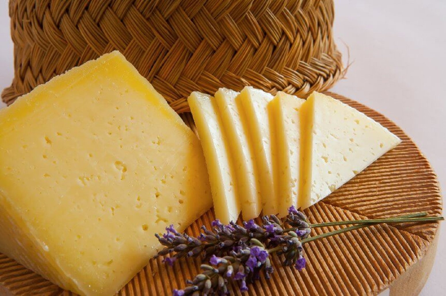 Descobreix els secrets dels formatges manxecs i dels tous