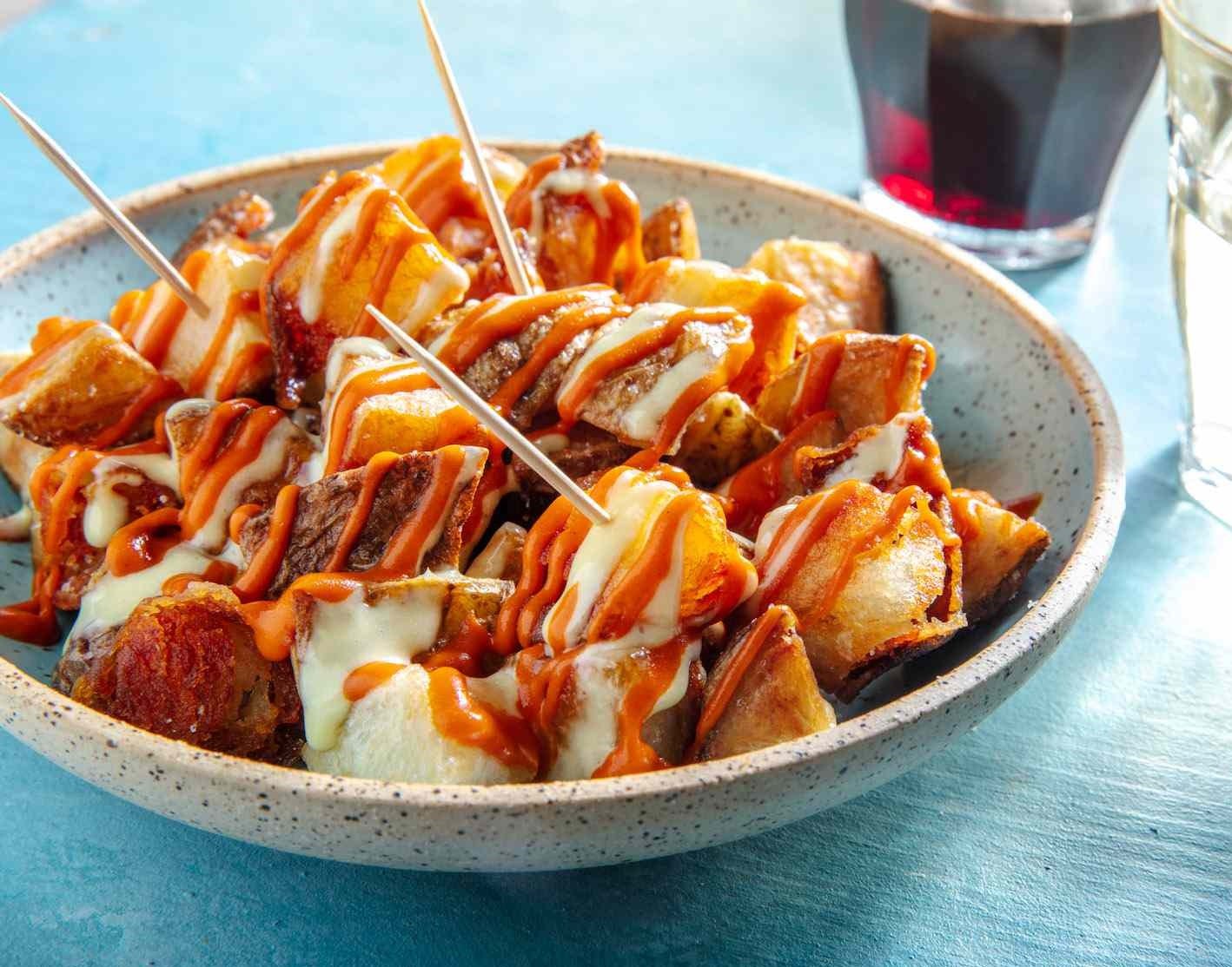 5 bares de Barcelona donde comer unas buenas patatas bravas con los amigos