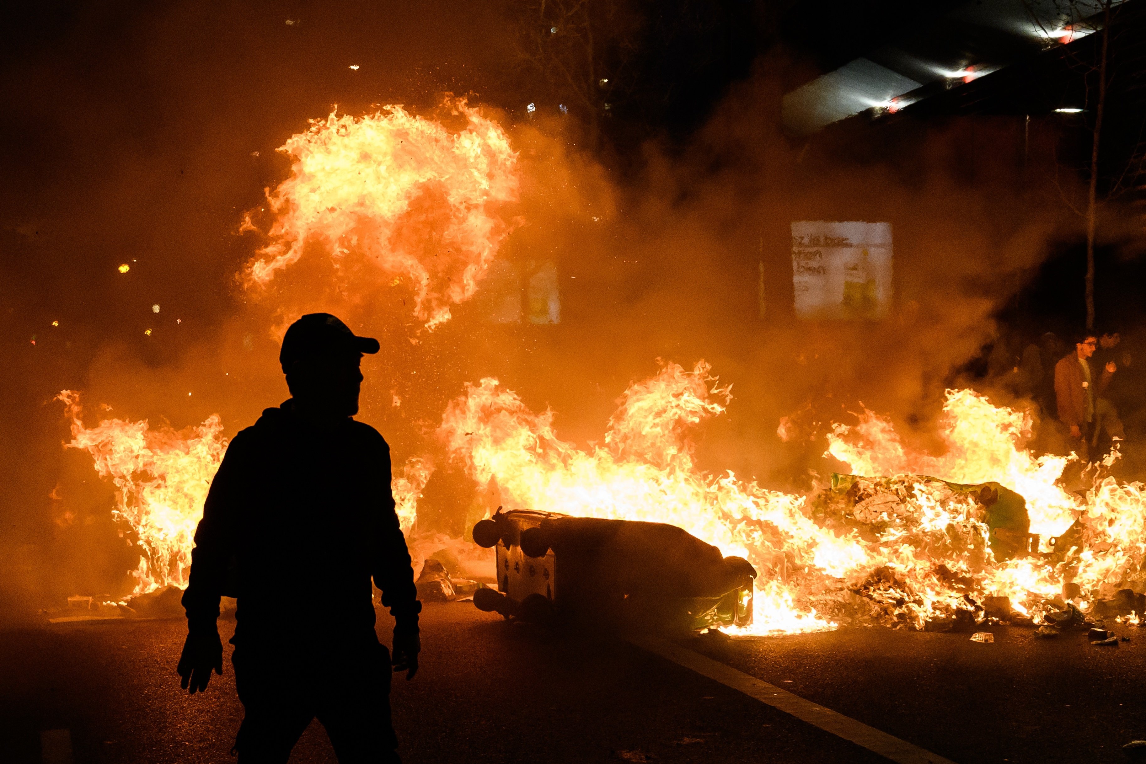 Francia se rebela contra Macron después del fracaso de las mociones de censura: 170 detenidos