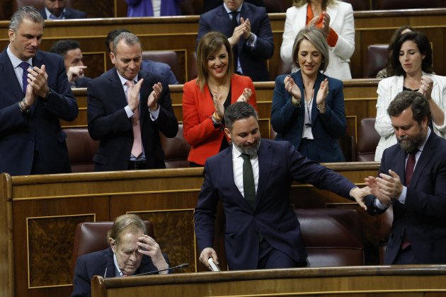 Abascal VOX moció censura congres diputats sellents aplaudint / Foto: Efe Abascal VOX moció censura congres diputats sellents aplaudint / Foto: Efe