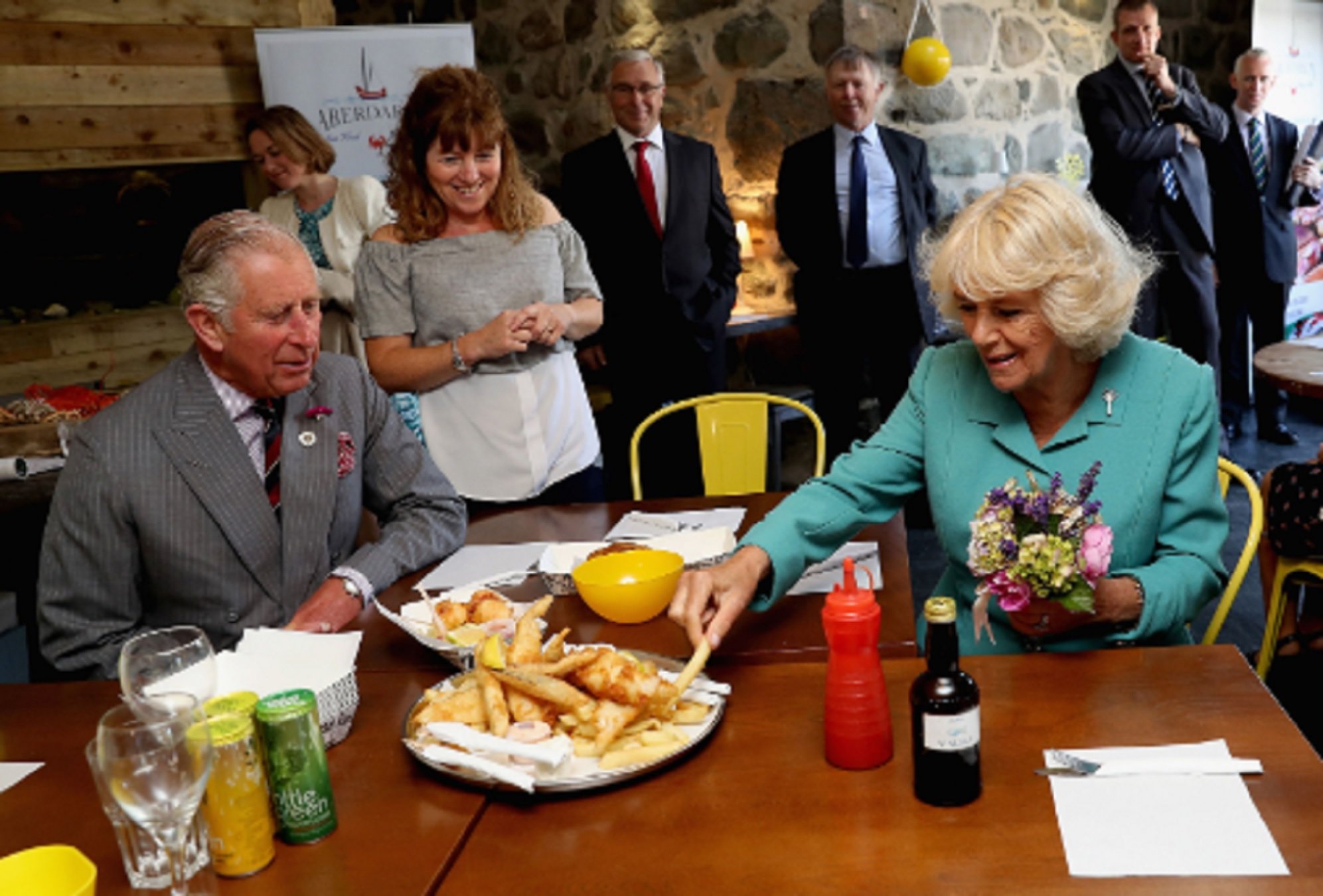 Carlos y Camilla comiendo GTRES