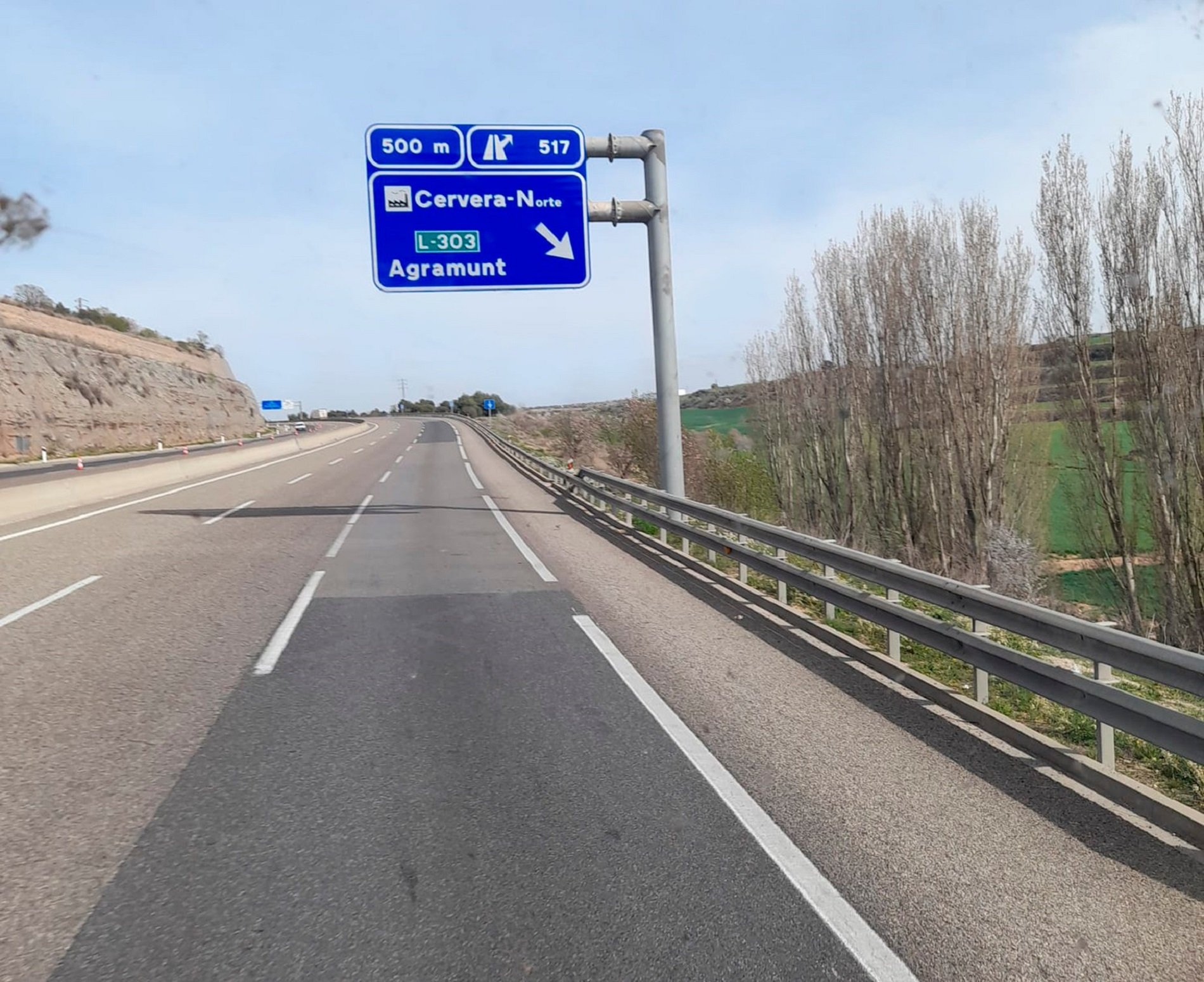 "Cervera Norte": posen un senyal de trànsit en castellà a l'A-2