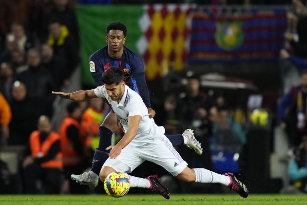 Marco Asensio cae en el suelo cono el Real Madrid / Foto: EFE - Siu Wu