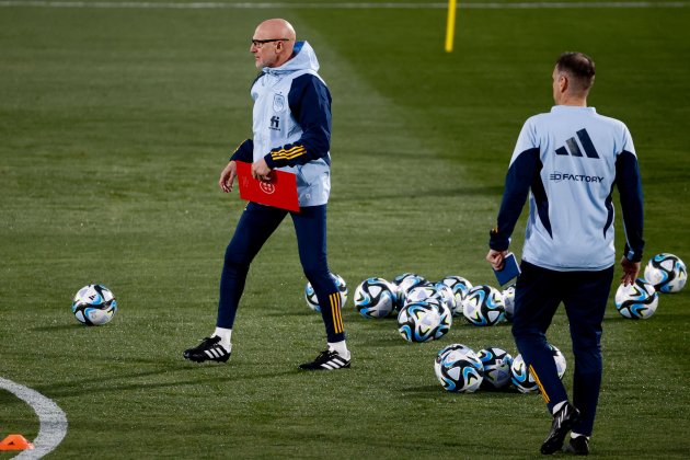 Luis de la Fuente dirige entrenamiento de la Roja / Foto: EFE