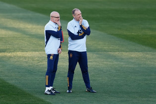 Luis de la Fuente, a la izquierda, dirige entrenamiento de la selección española / Foto: Europa Press - Oscar J. Barroso