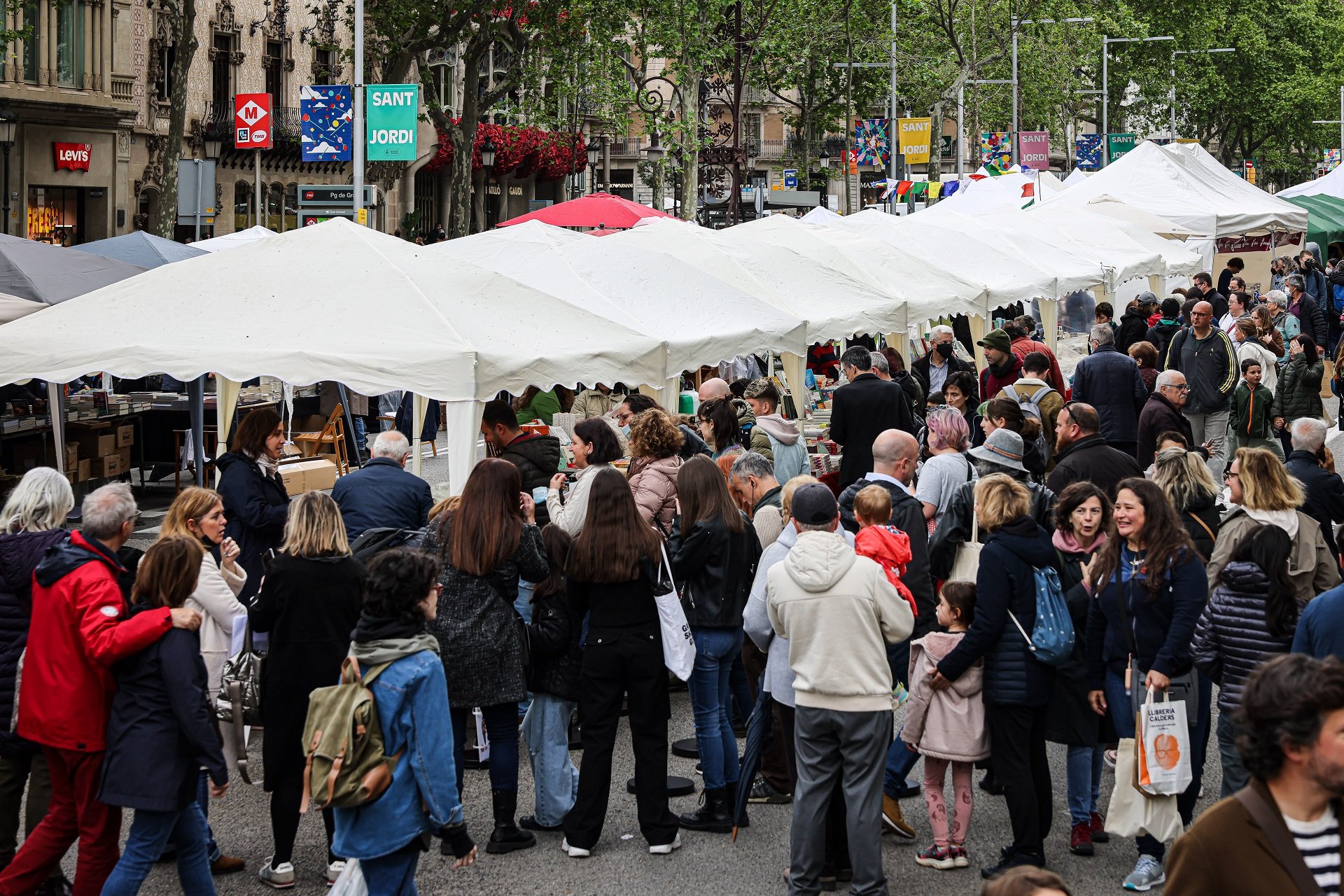 Les botigues de Barcelona no podran obrir el diumenge de Sant Jordi