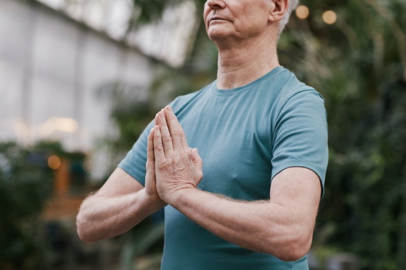 Persona mayor yoga / Pexels