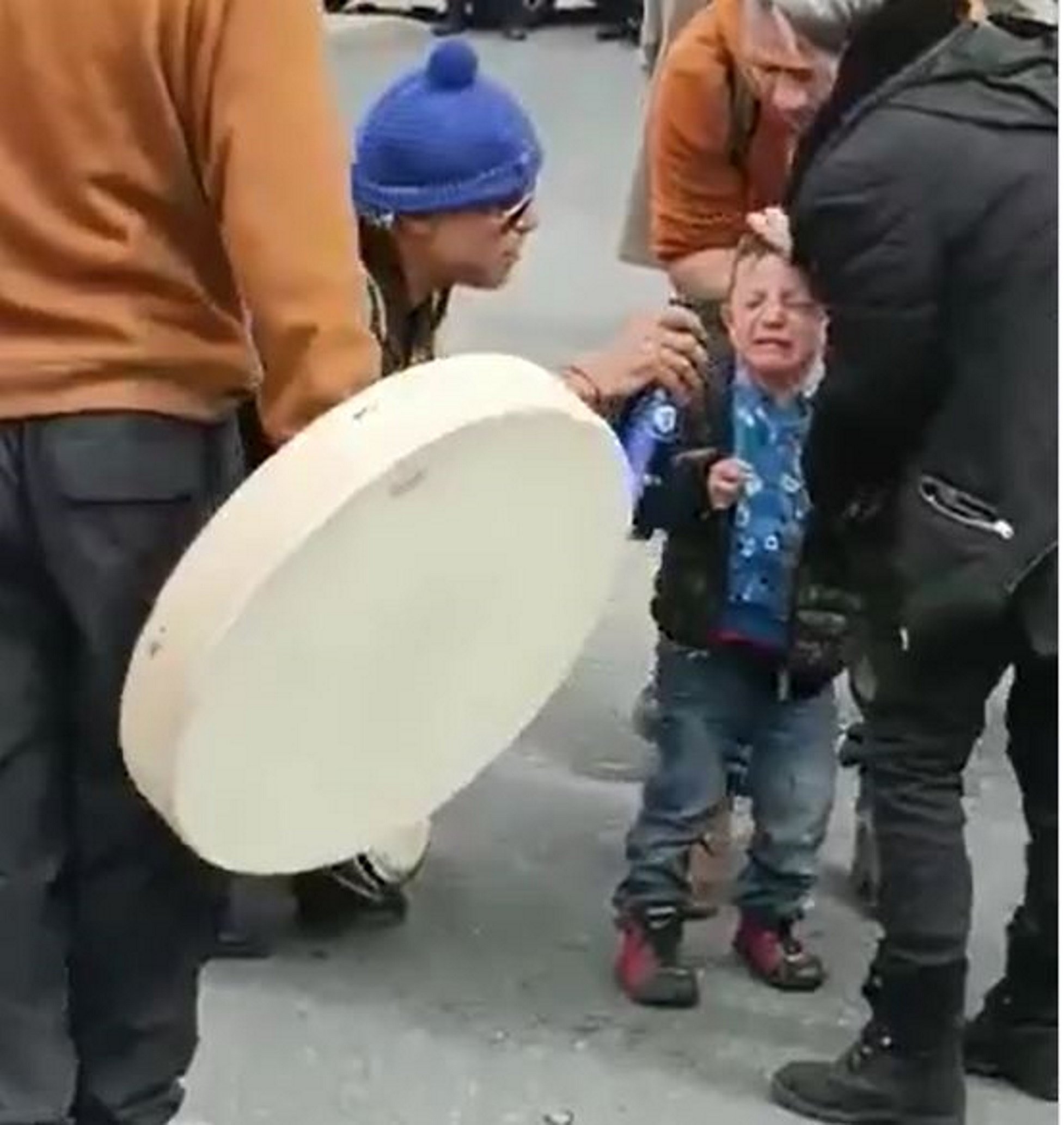 Gases lacrimógenos en una manifestación con niños en Prada | VÍDEO