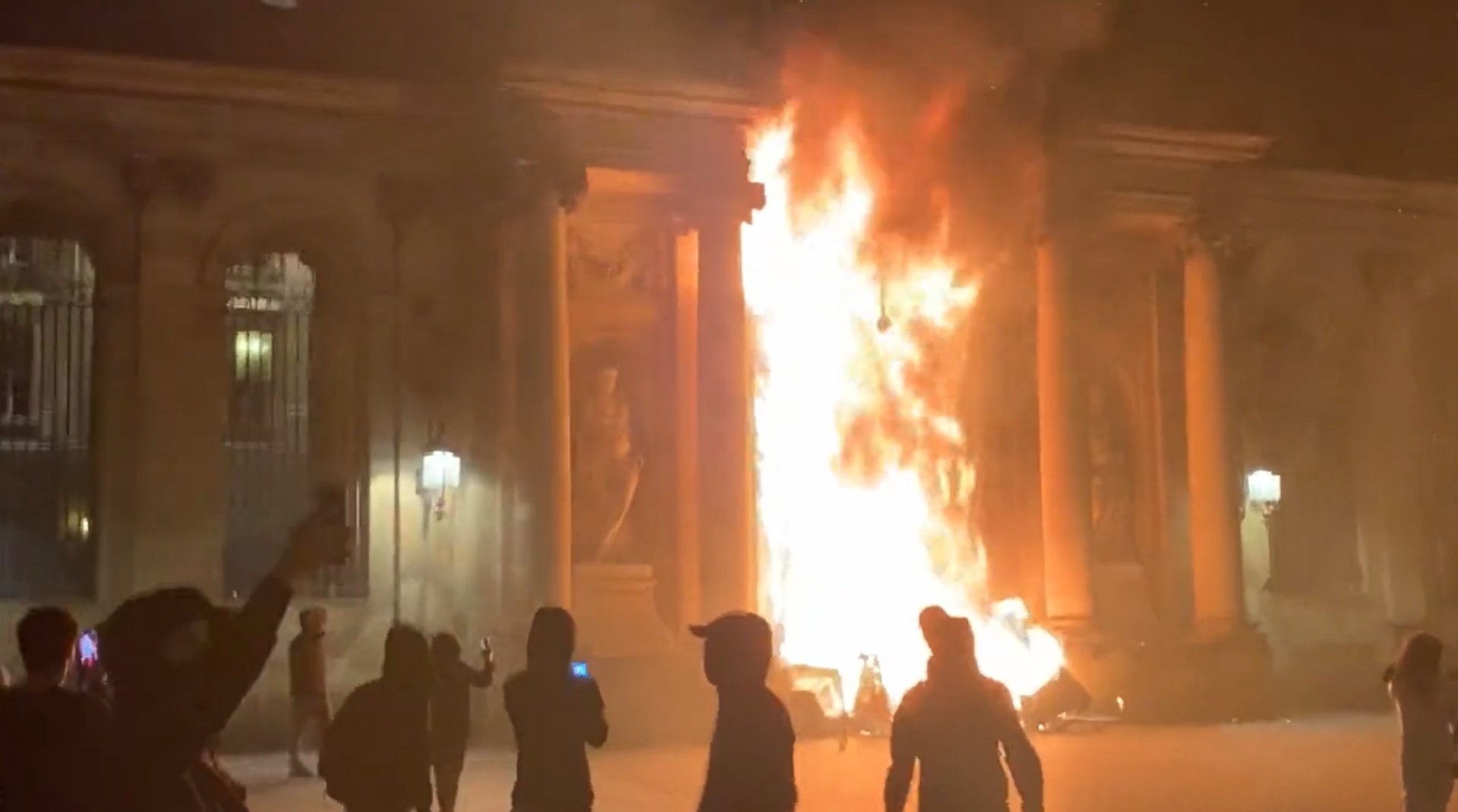 Queman la entrada del Ayuntamiento de Burdeos en las protestas contra las pensiones