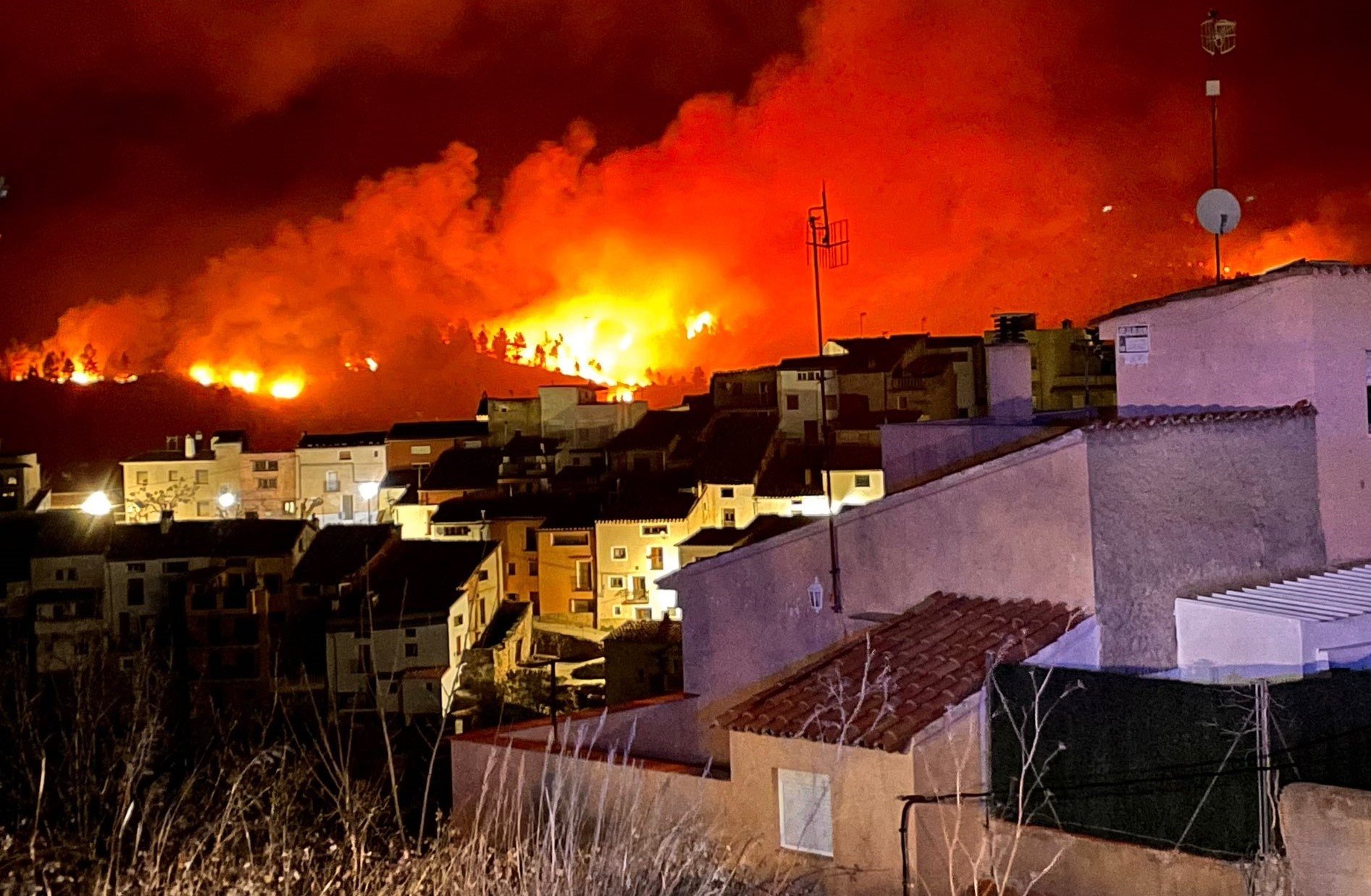 Primer gran incendi forestal de l'any: gairebé 2.000 desallotjats en pobles de Castelló i Terol