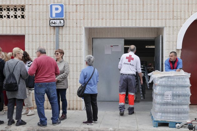 Veïns desallotjats al poliesportiu on han passat la nit a Segorbe / MANUEL BRUQUE - EFE