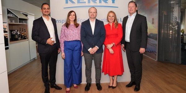 El consejero|conseller delegado de Acció, Albert Castellanos, con los directivos de Kerry, a Barcelona.