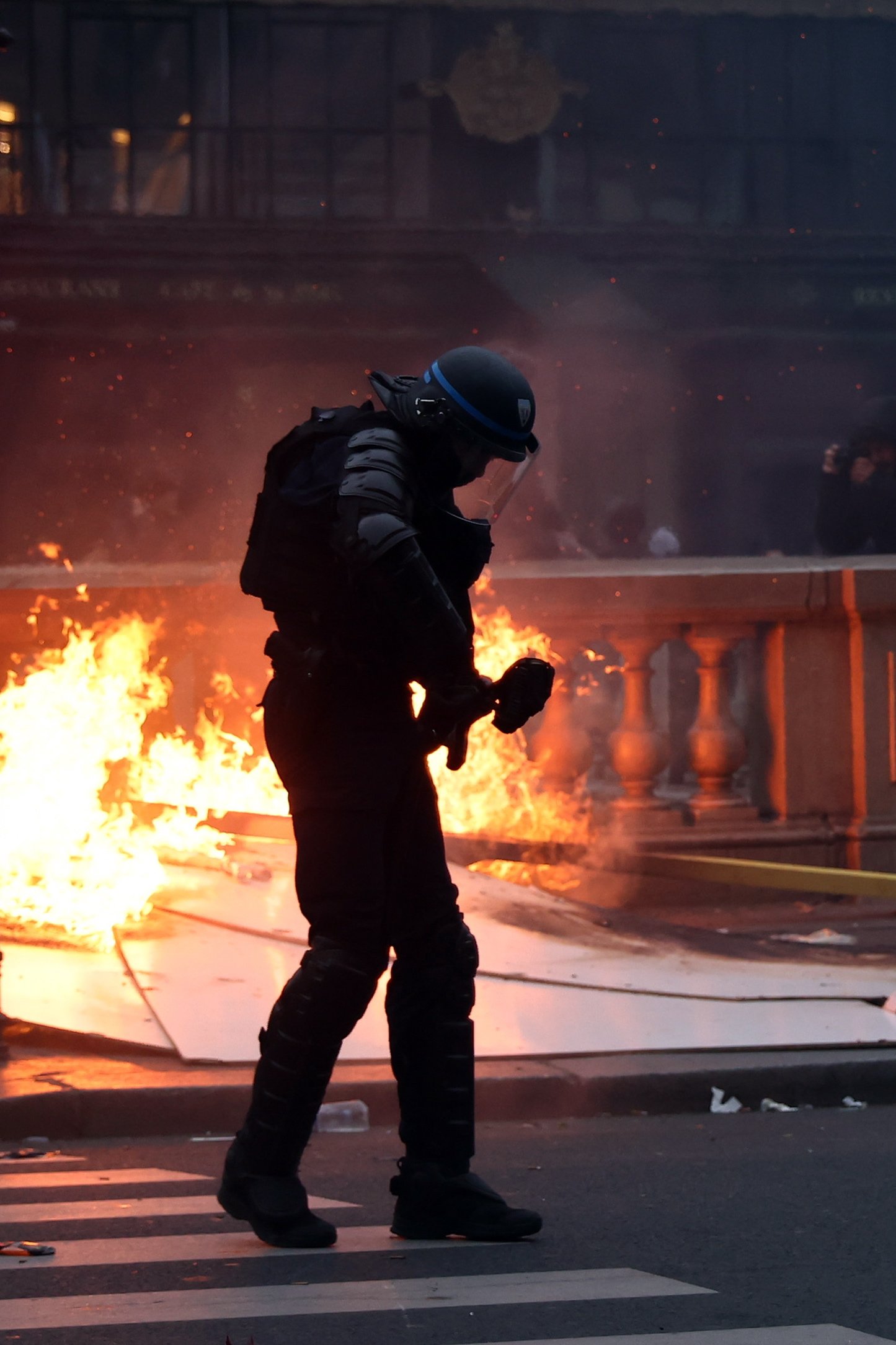 Macron suda tinta en las calles francesas y Élisabeth Borne ya se tambalea