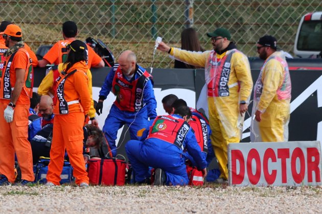 Pol Espargaro Caida Equipo Medico Portimao / Foto: EFE