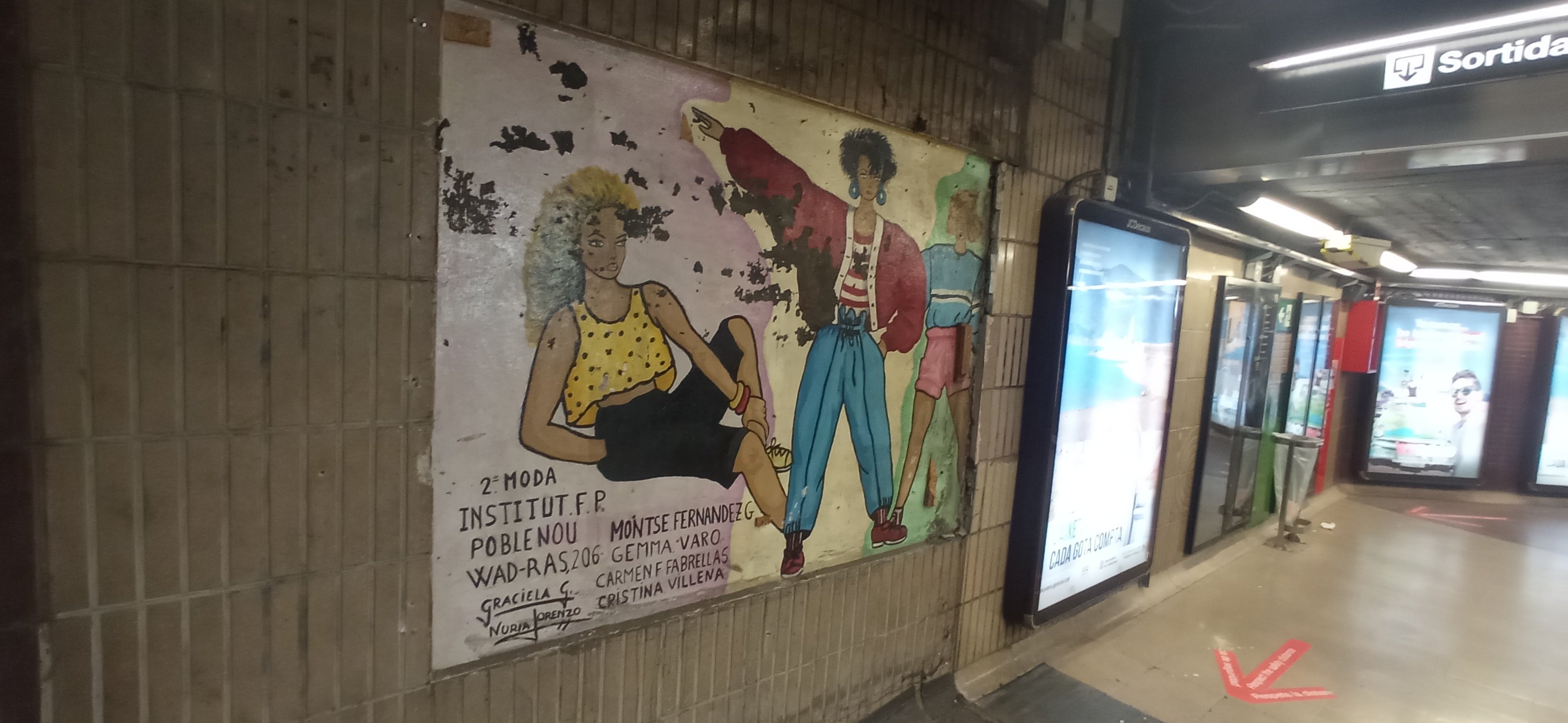 Les obres a l'estació de Metro de Verdaguer oculten un mural històric: "Documentat i tapat"
