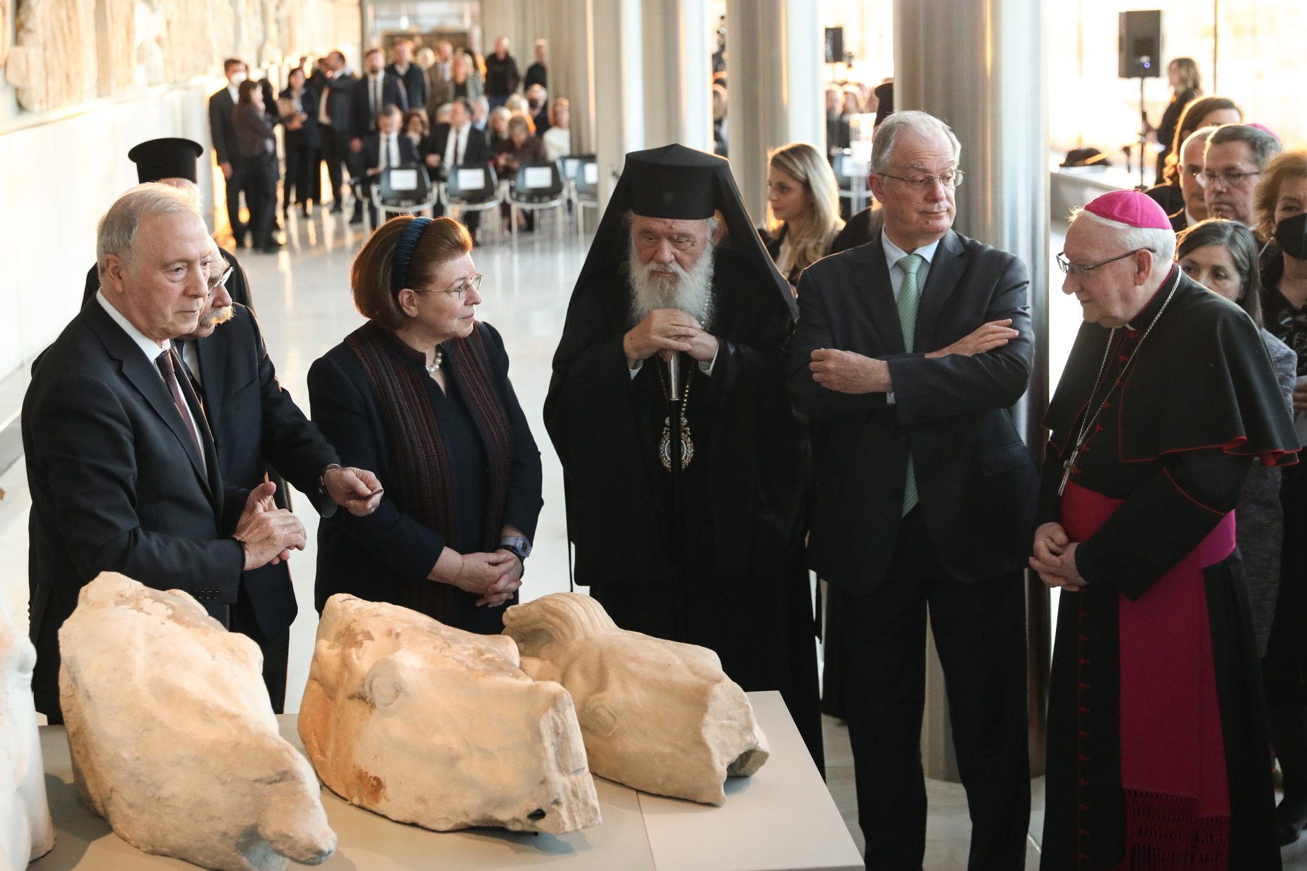 El Vaticano devuelve tres mármoles del Partenón en Grecia