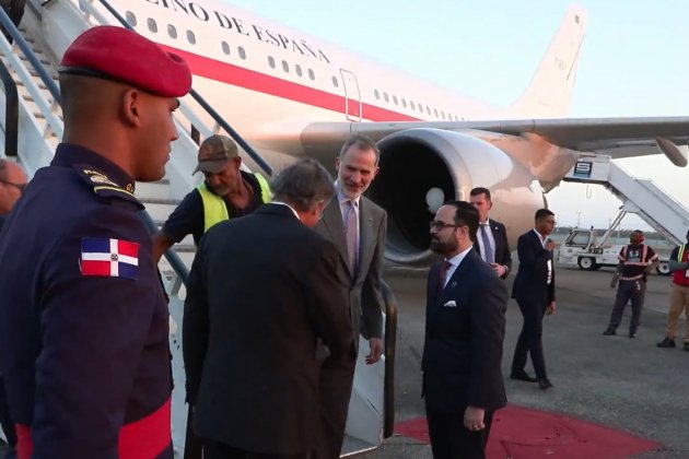 Felipe VI operario avión maniobra evasiva @casareal