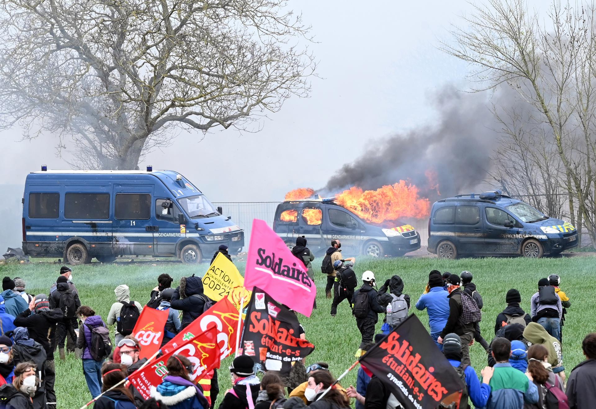 La violencia en Francia se extiende: duro enfrentamiento con la policía en una protesta ecologista