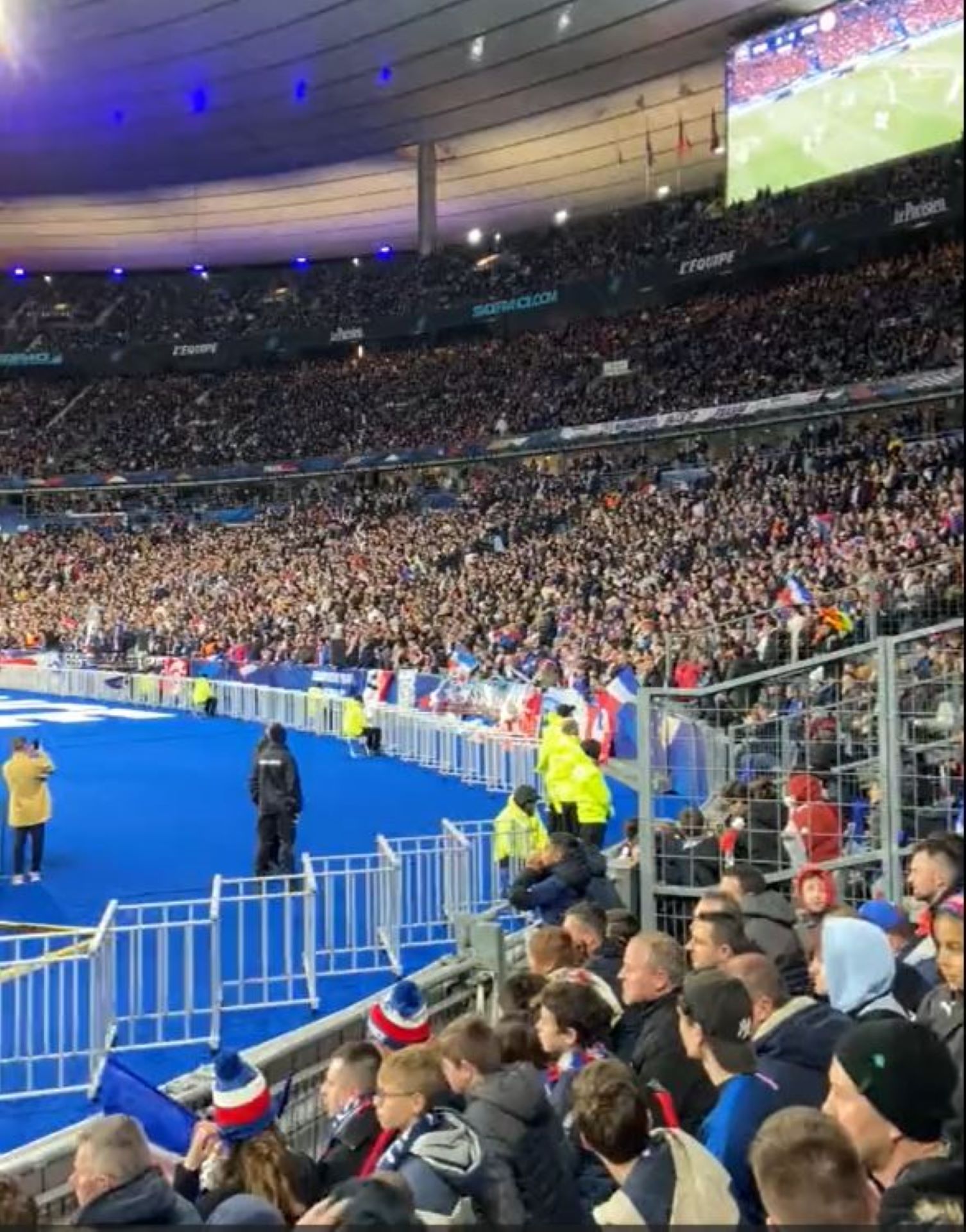 Gritos de "Macron dimisión" en el Estadio de Francia de París | VÍDEO