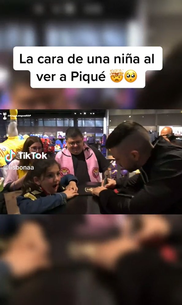 niña viendo a Piqué Tik Tok niña viendo a Piqué Tik Tok