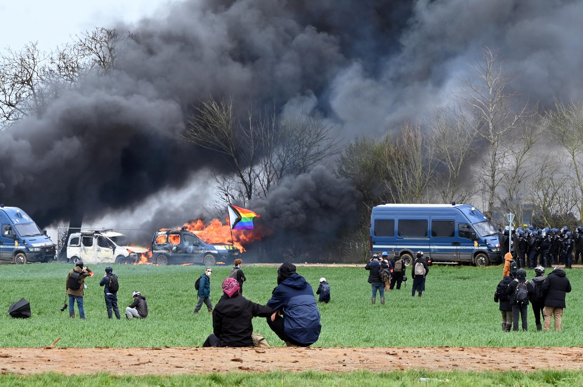 Entre la vida y la muerte: un manifestante en coma en los incidentes en Francia