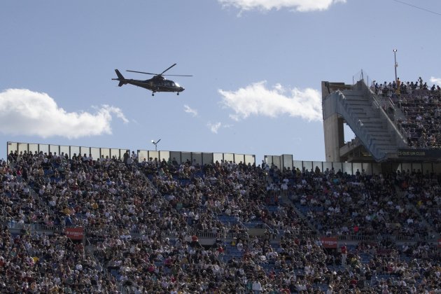 Los presidentes de la Kins League llegan en helicóptero en el Camp Nou / Foto: EFE -Marta Perez