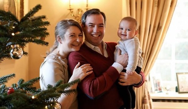 Los príncipes de Luxemburgo junto a su hijo Carlos Los príncipes de Luxemburgo junto a su hijo Carlos