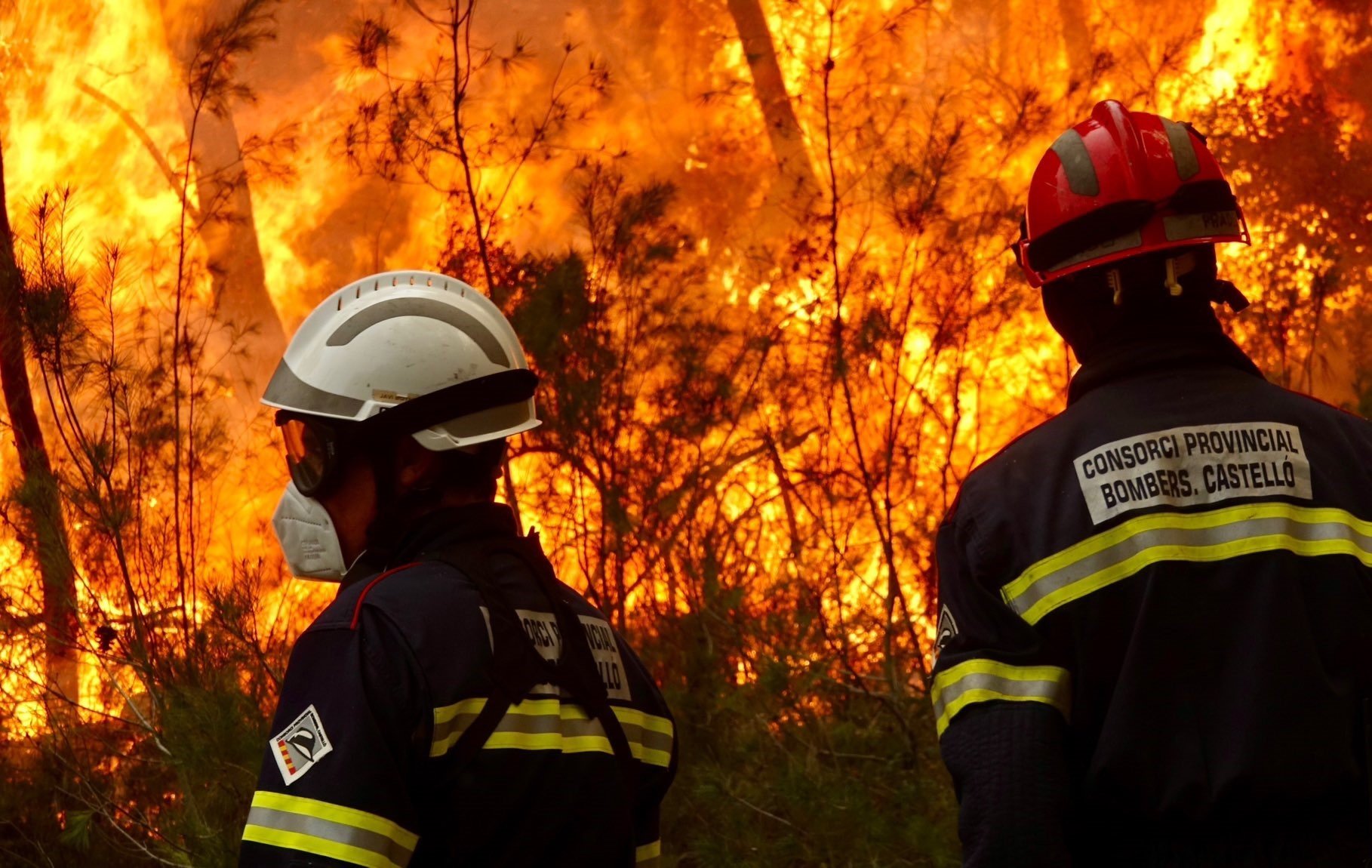 El fort vent revifa el gran incendi forestal de Castelló i Terol: obliga a desallotjar tres pobles més