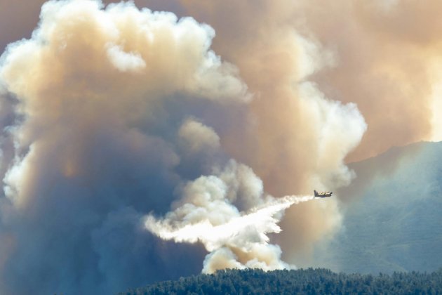 Una hidroavión actúa al incendio en Vilanova de Viver (Castellón) / DOMENECH CASTELLÓN - EFE Una hidroavión actúa al incendio en Vilanova de Viver (Castellón) / DOMENECH CASTELLÓN - EFE