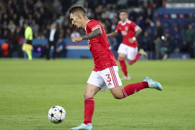 Alejandro Grimaldo conduciendo con Benfica durante un partido de la Champions League / Foto: Europa Press