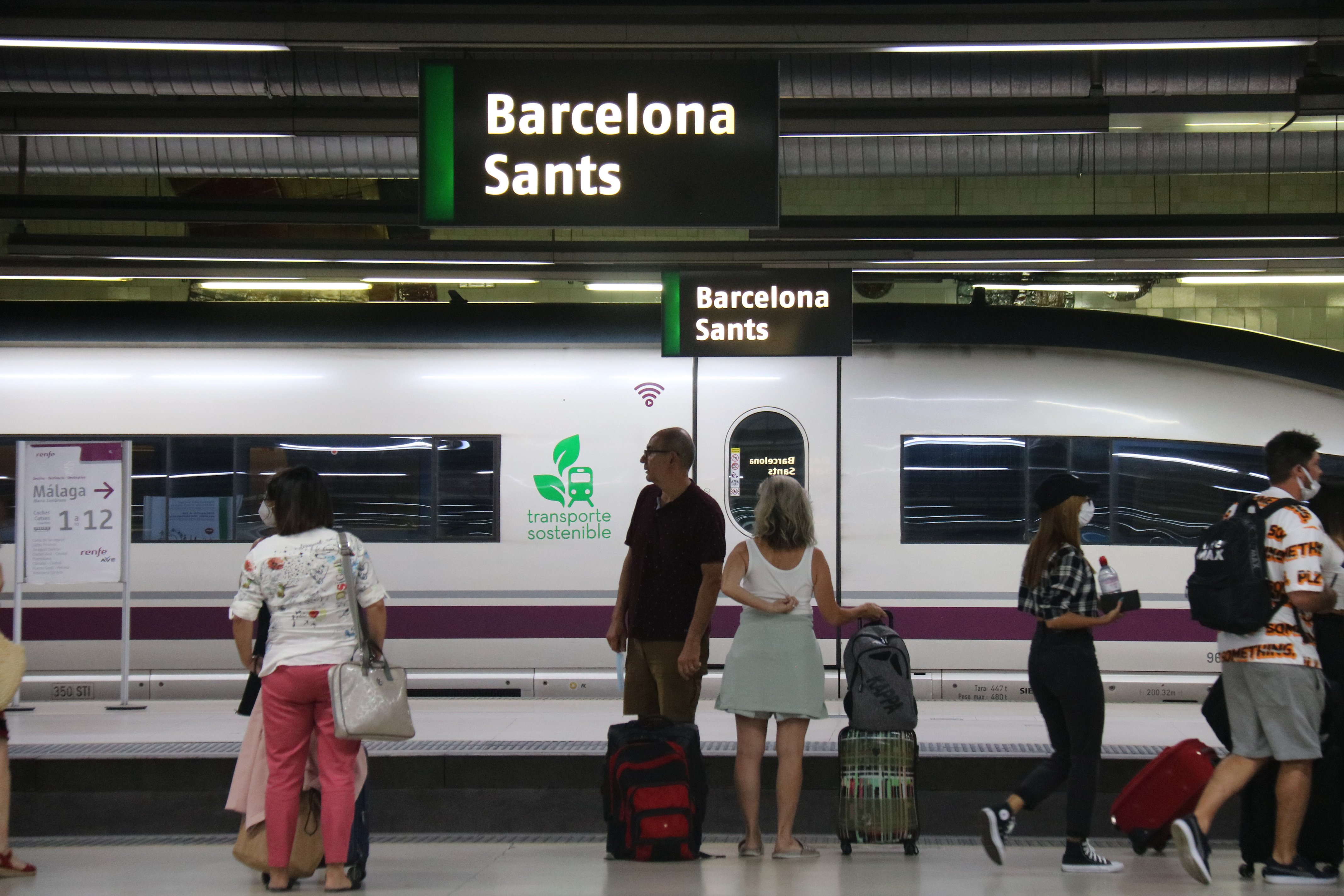 Nueva avería en la línea del AVE en Sants: desalojados 111 pasajeros de un tren parado en un túnel