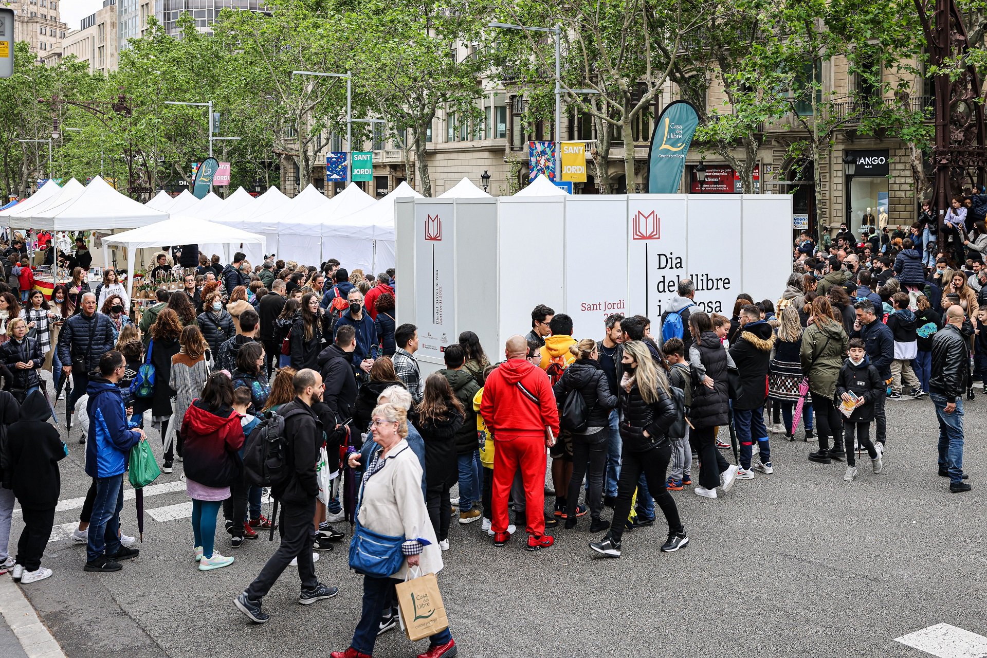 Las tiendas de Barcelona no abrirán por Sant Jordi por falta de consenso