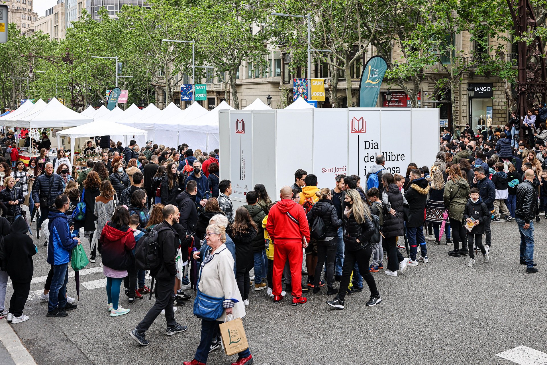 Les botigues de Barcelona no obriran per Sant Jordi per falta de consens