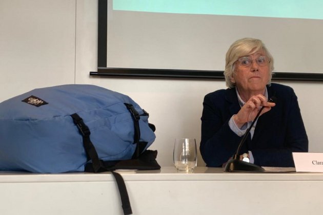 clara ponsati motxilla blava arribada a catalunya barcelona / Foto: Marta Lasalas clara ponsati motxilla blava arribada a catalunya barcelona / Foto: Marta Lasalas